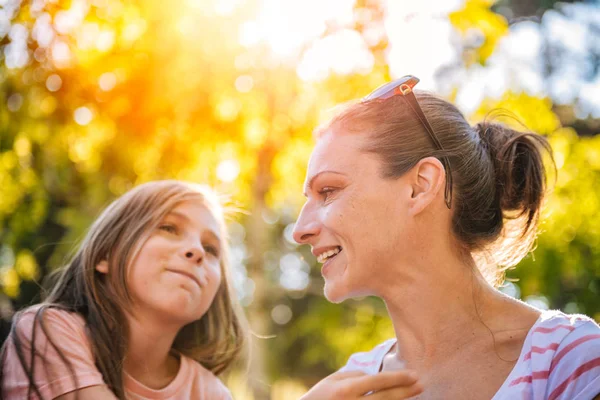 Madre Hija Disfrutando Juntas Parque —  Fotos de Stock