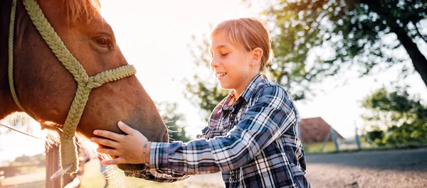 Niña Camisa Cuadros Abrazar Caballo Marrón Por Valla — Foto de Stock