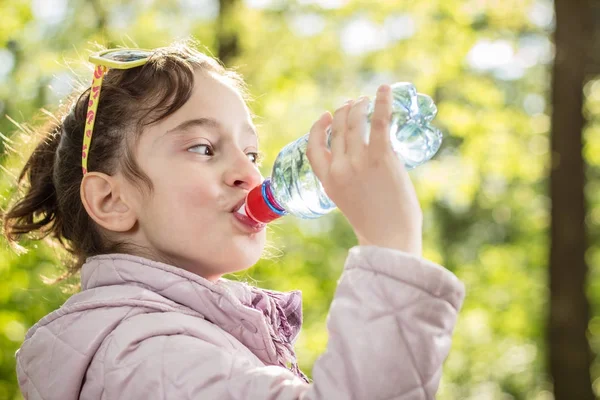 Foto Niña Bebiendo Agua —  Fotos de Stock