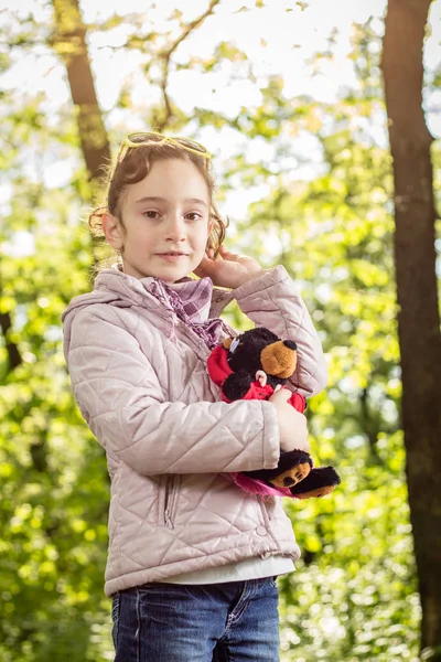 Foto Niña Con Juguete Oso Parque —  Fotos de Stock