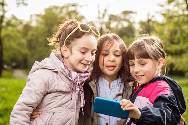 Foto Ragazze Che Fanno Selfie Nel Parco Verde — Foto Stock