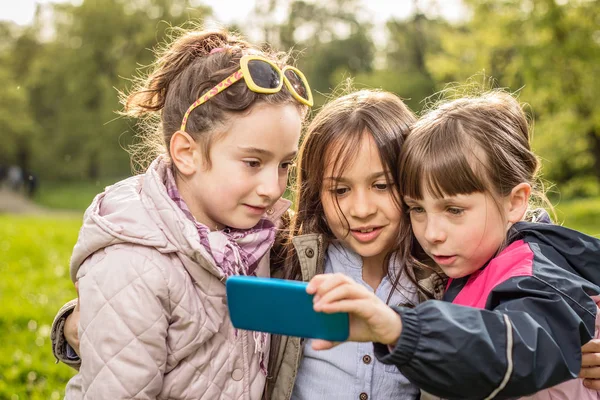 Foto Ragazze Che Fanno Selfie Nel Parco Verde — Foto Stock