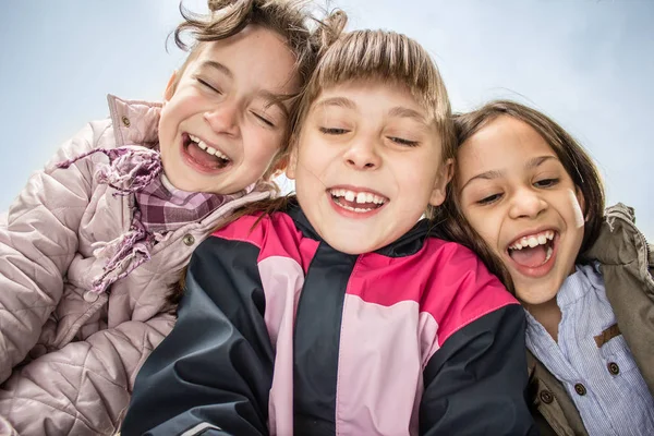 Foto Tres Chicas Mirando Cámara Sonriendo —  Fotos de Stock