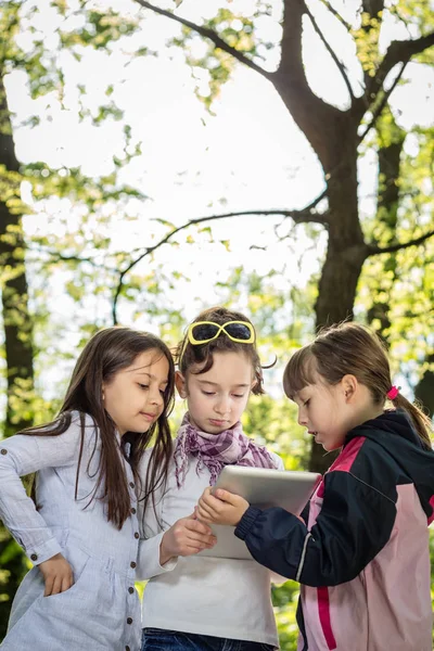 Foto Tres Niñas Con Tableta Parque Verde —  Fotos de Stock