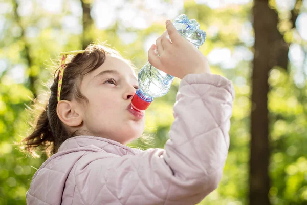 Foto Van Weinig Meisje Drinking Water Uit Pet Fles — Stockfoto