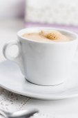 Detail o šálek kávy na stole bílý