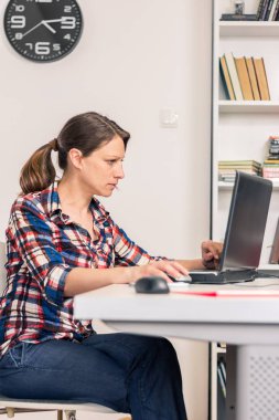 Ofiste çalışan kadın fotoğrafı
