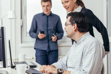 Gençlerin iş bahsediyoruz üç fotoğraf