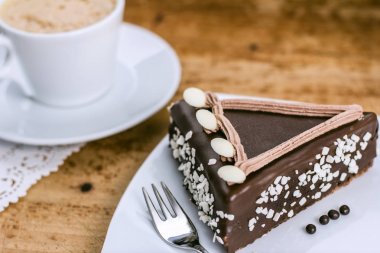 Close-Up masada kahve fincanı ile çikolatalı kek