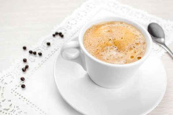 Primo Piano Della Tazza Caffè Sul Tavolo Bianco — Foto Stock