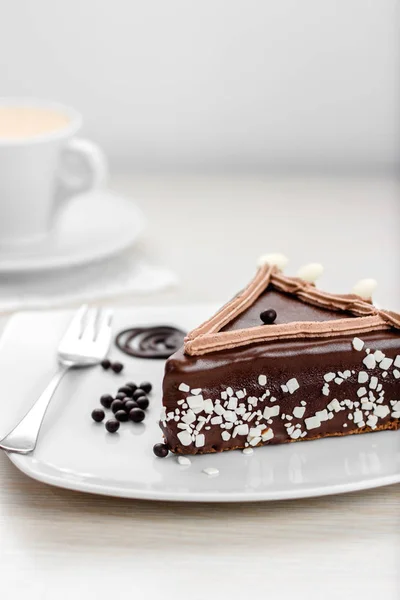 Nahaufnahme Von Schokoladenkuchen Mit Kaffeetasse Auf Dem Tisch — Stockfoto