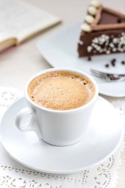 Närbild Kaffekopp Med Chokladkaka Bord — Stockfoto