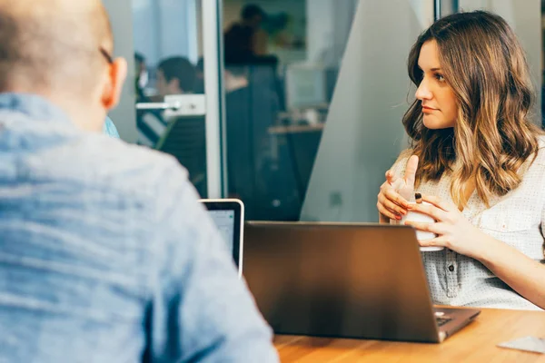 Junge Frau Mit Mann Beim Kaffee Büro — Stockfoto