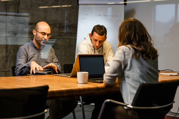 Junge Frau Mit Männern Bei Kaffee Und Arbeit Büro — Stockfoto