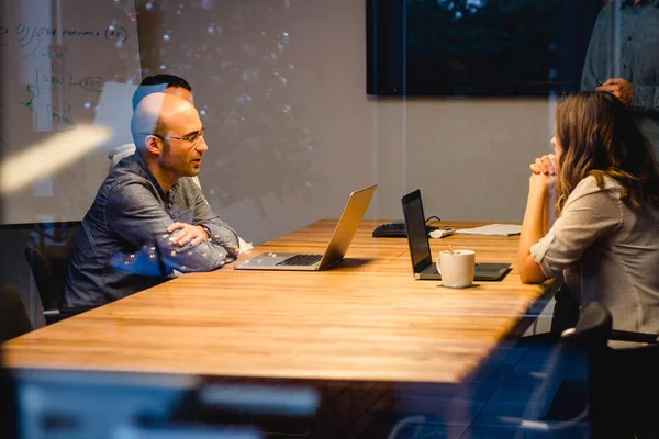 Junge Frau Mit Männern Bei Kaffee Und Arbeit Büro — Stockfoto