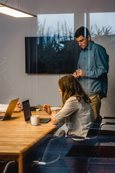 Junge Frau Mit Mann Beim Kaffee Büro — Stockfoto