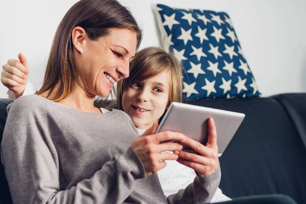 Mutter Und Tochter Haben Spaß Hause — Stockfoto