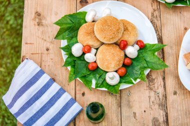 Yiyecek ve içecek Barbekü partisi için hazır ile ahşap masa