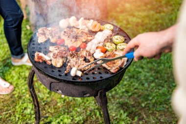 Adam aile akşam yemeği için tavuk meyilli olarak Barbekü yemek