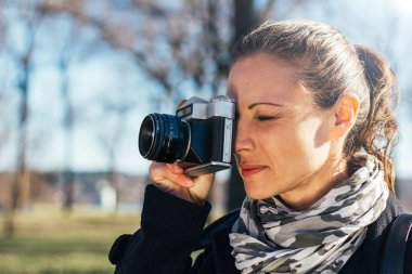 Bahar Park'taki eski analog kamera ile fotoğraf çekme kadın