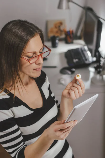 Mujer Atractiva Usando Tableta Digital Casa — Foto de Stock