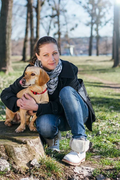 Ung Kvinde Med Hund Nyder Udendørs - Stock-foto