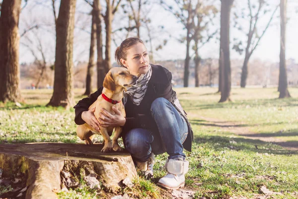 Mujer Joven Con Perro Disfrutando Aire Libre — Foto de Stock