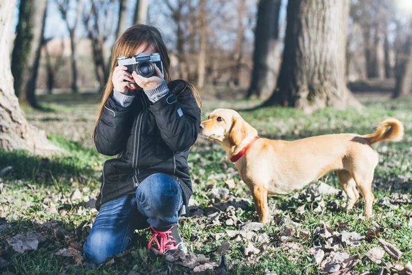 Jovem Garota Tirando Foto Com Câmera Analógica Antiga Parque Primavera — Fotografia de Stock