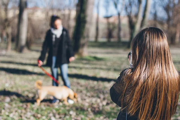 Jovem Garota Tirando Foto Com Câmera Analógica Antiga Parque Primavera — Fotografia de Stock