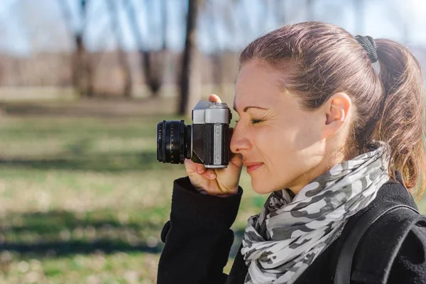 Woman Taking Photo Old Analog Camera Spring Park — Stock Photo, Image