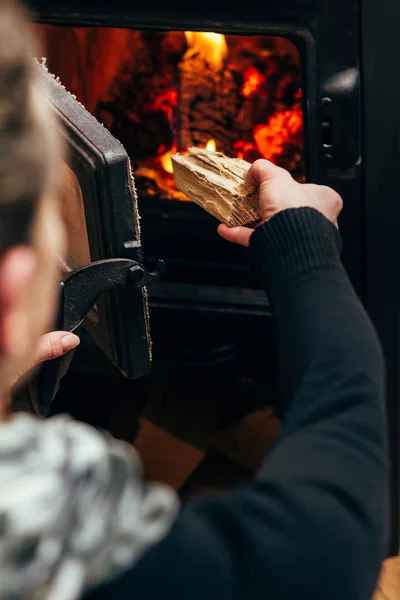 Kvinna Att Sätta Trä Stockar Öppen Spis — Stockfoto