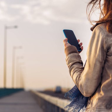 akıllı telefon açık kullanan kadın