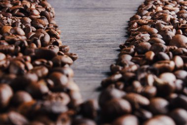 Kahve çekirdekleri ahşap arka plan yakın çekim