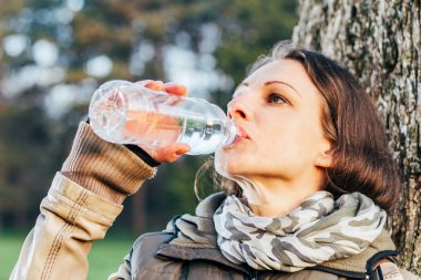 Yeşil bahar Parkı içme suyu genç kadın