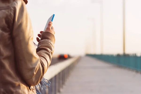 Frau Nutzt Smartphone Freien — Stockfoto