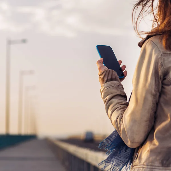 Frau Nutzt Smartphone Freien — Stockfoto