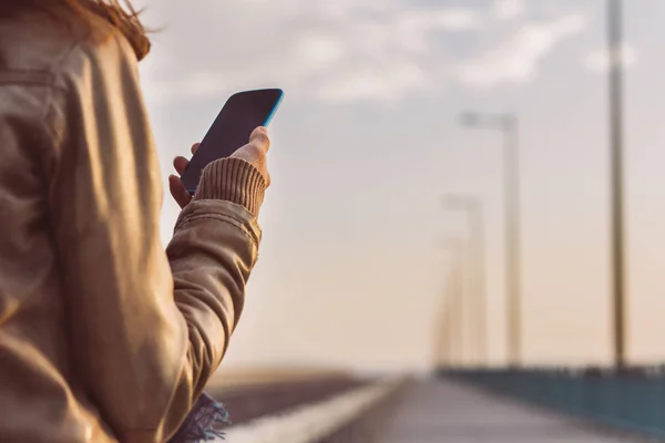 Frau Nutzt Smartphone Freien — Stockfoto