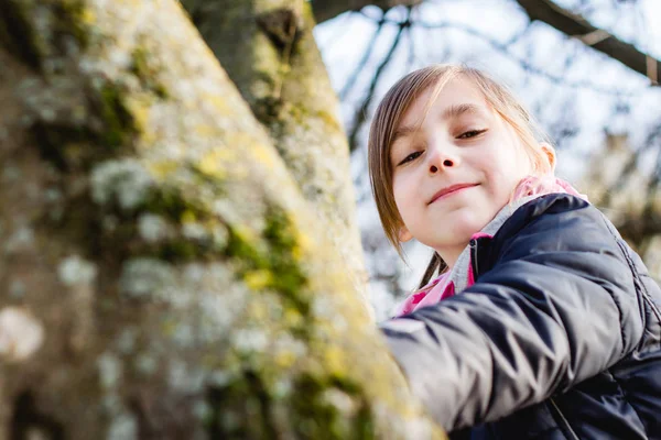 Bonito Menina Sorriso Verde Primavera Parque — Fotografia de Stock