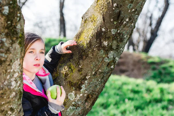 Roztomilá Dívka Zelené Čerstvé Jablko Jaře Parku — Stock fotografie