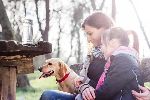 Mujer Joven Con Chica Parque Primavera Verde Madre Consoladora Hija — Foto de Stock