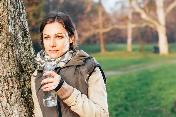 Mujer Joven Con Botella Agua Parque Primavera Verde —  Fotos de Stock