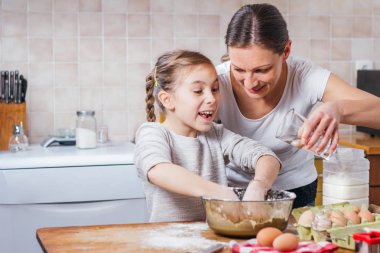 Anne ve kızı hamur yapma