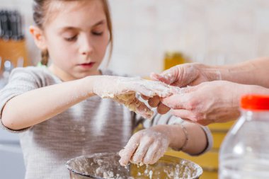 Anne ve kızı evde mutfak at hamur yapma