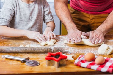 küçük kız babasıyla ev mutfak at hamur yapma