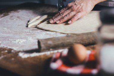 kurabiye hamur ürünleri ev mutfak at yapma eller Close-Up