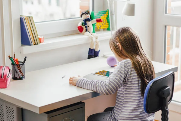 Menina Estudando Mesa Usando Tablet Digital — Fotografia de Stock