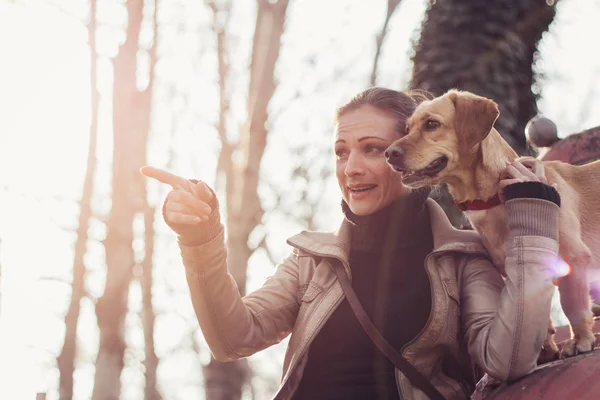 Kvinna Njuter Utomhus Med Hennes Hund — Stockfoto