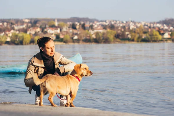 Kvinde Hendes Hund Påbyder Ved Floden - Stock-foto