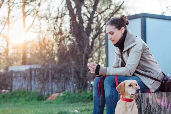 Mulher Sentada Toco Quintal Com Seu Cão — Fotografia de Stock