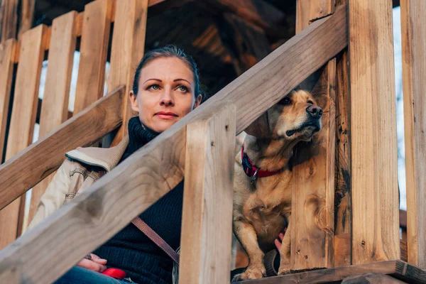 Mujer Perro Sentados Escaleras Madera Mirando Gran Distancia — Foto de Stock